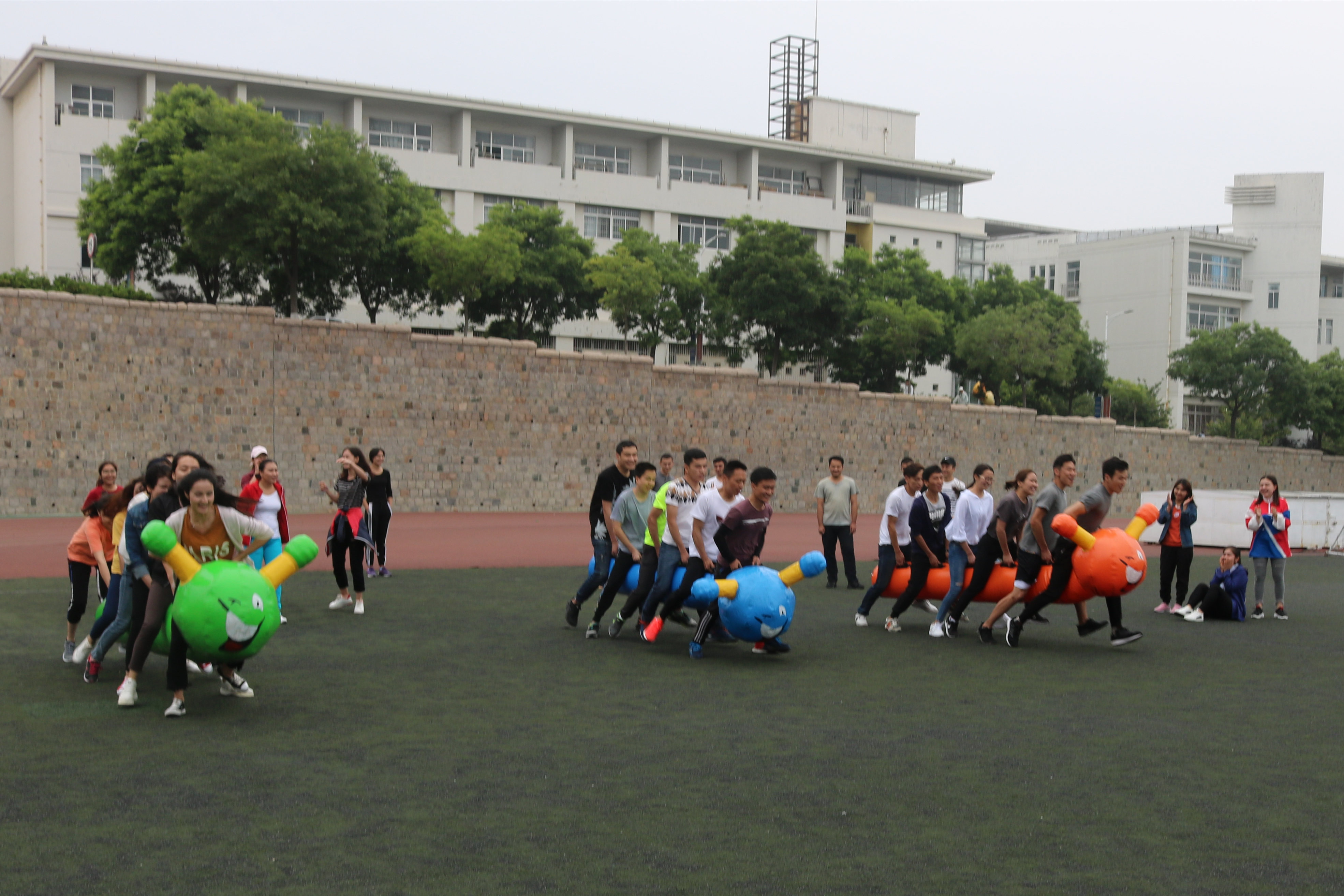 学校举办少数民族学生趣味运动会